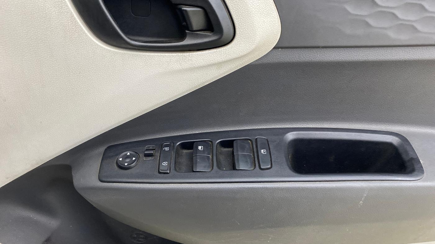 2023 Hyundai AURA S 1.2 CNG, CNG, Manual, 52,905 km, Driver Side Door Panels Control