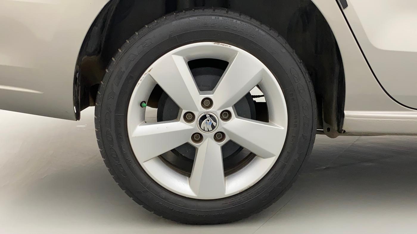 2016 Skoda Rapid 1.6 MPI STYLE PLUS MT, Petrol, Manual, 34,168 km, Right Rear Wheel