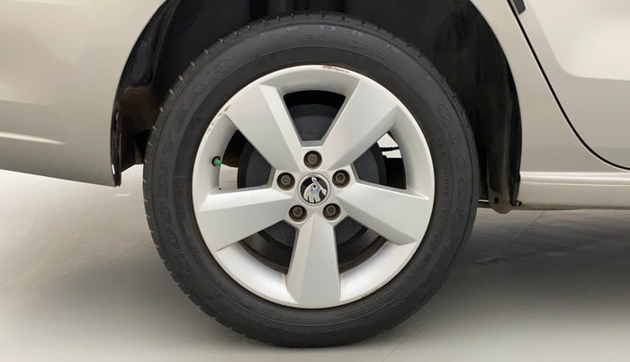 2016 Skoda Rapid 1.6 MPI STYLE PLUS MT, Petrol, Manual, 34,168 km, Right Rear Wheel