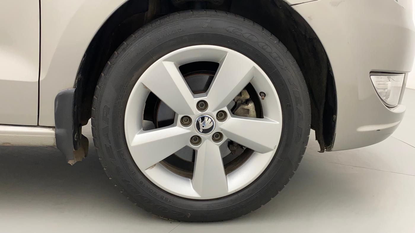 2016 Skoda Rapid 1.6 MPI STYLE PLUS MT, Petrol, Manual, 34,168 km, Right Front Wheel