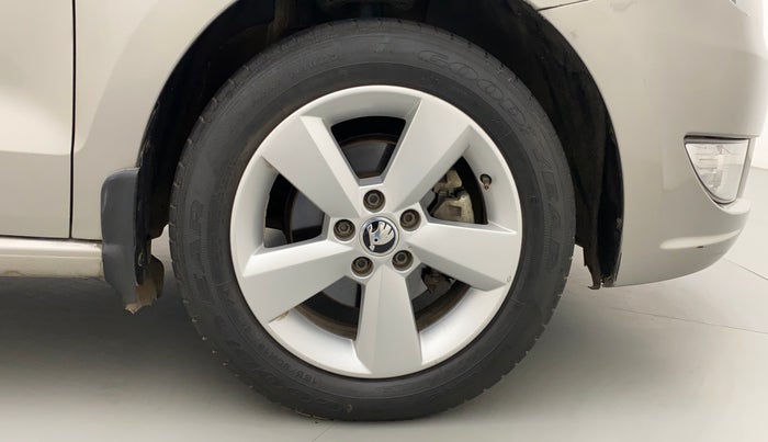 2016 Skoda Rapid 1.6 MPI STYLE PLUS MT, Petrol, Manual, 34,168 km, Right Front Wheel