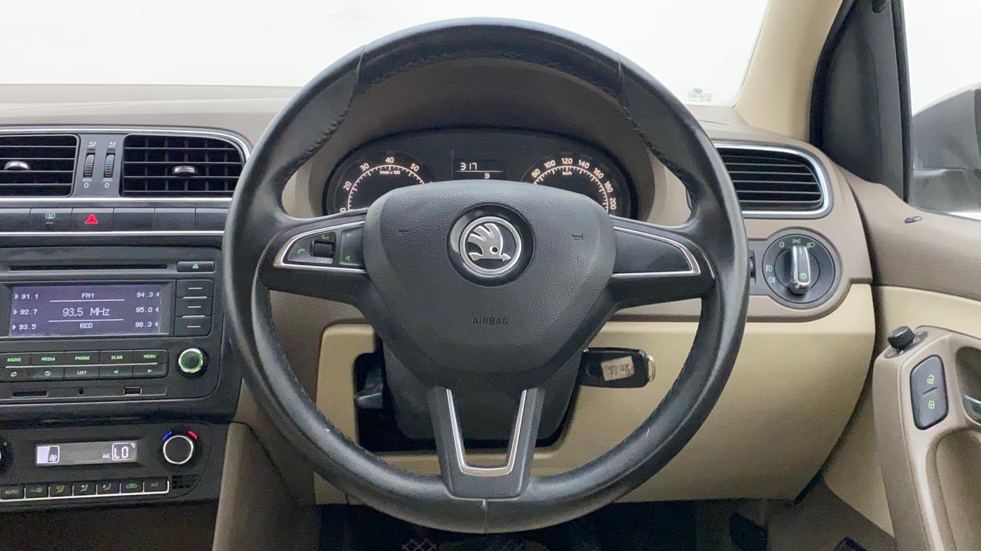 2016 Skoda Rapid 1.6 MPI STYLE PLUS MT, Petrol, Manual, 34,168 km, Steering Wheel Close Up