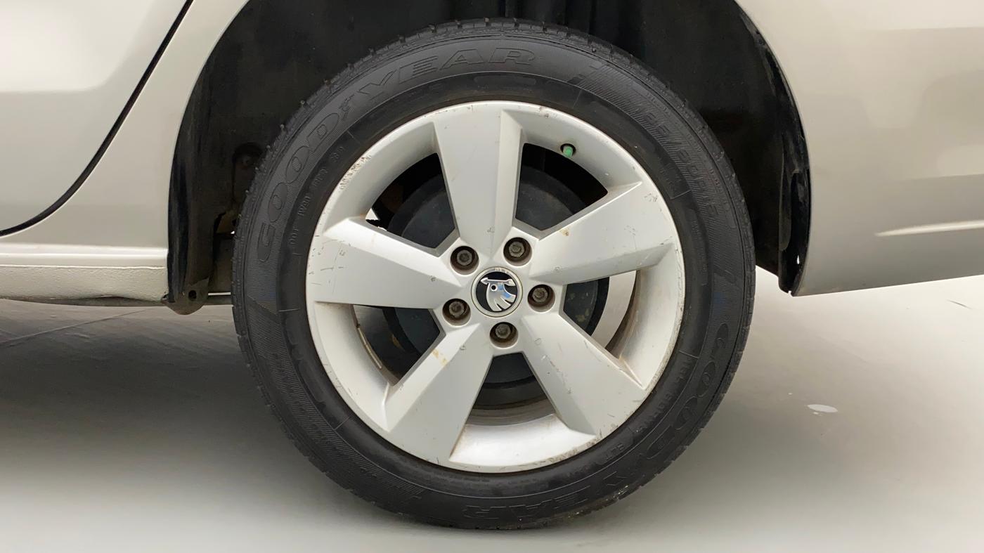 2016 Skoda Rapid 1.6 MPI STYLE PLUS MT, Petrol, Manual, 34,168 km, Left Rear Wheel
