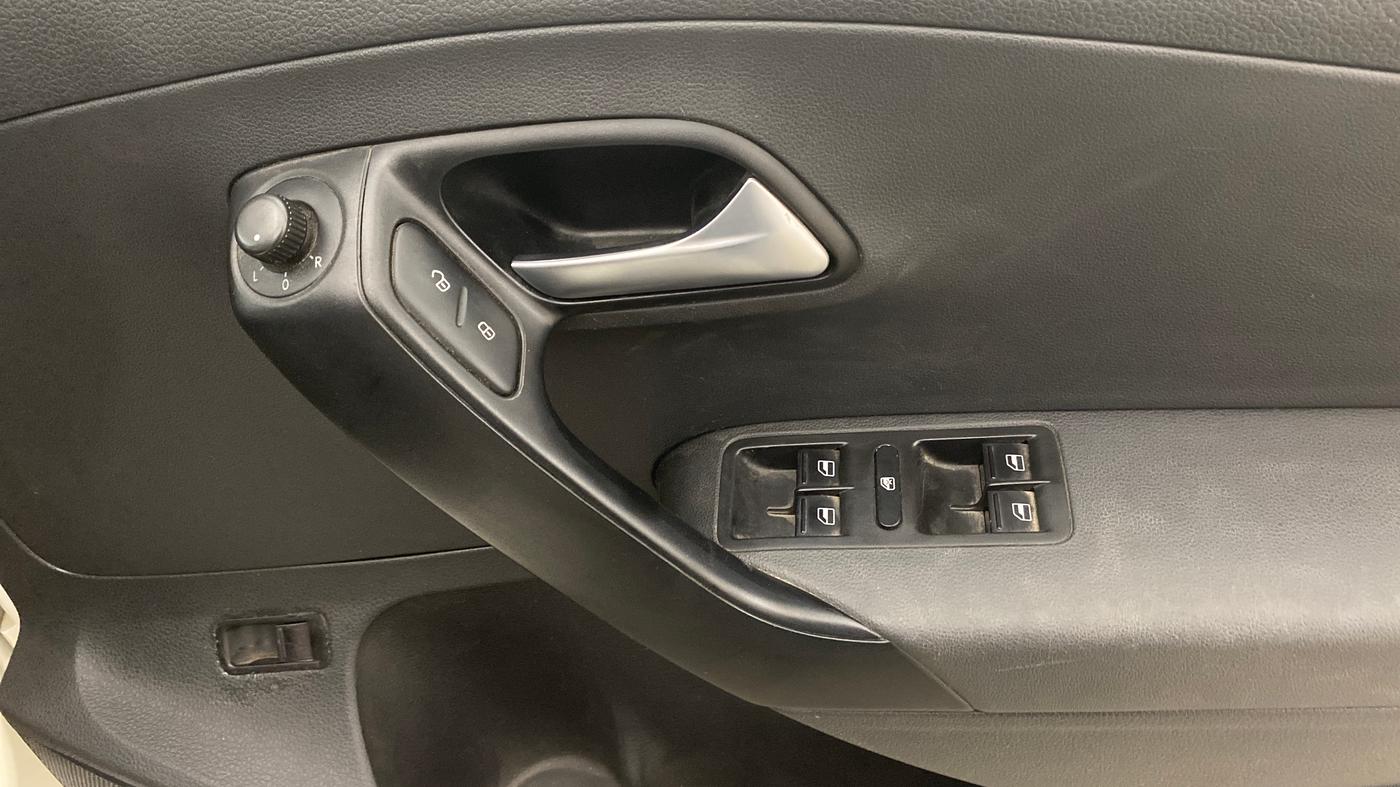 2016 Volkswagen Vento COMFORTLINE 1.2 TSI AT, Petrol, Automatic, 65,952 km, Driver Side Door Panels Control