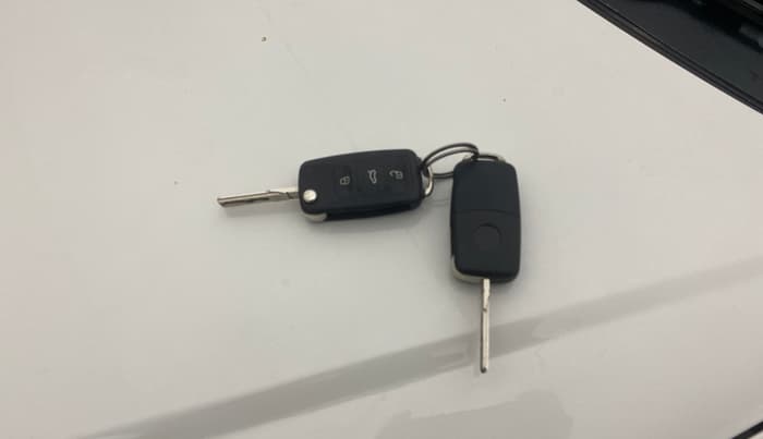 2016 Volkswagen Vento COMFORTLINE 1.2 TSI AT, Petrol, Automatic, 65,900 km, Key Close Up