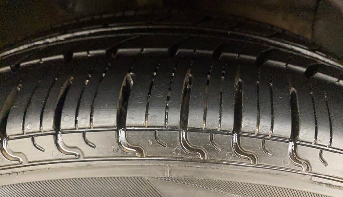 2015 Hyundai Xcent SX 1.2, Petrol, Manual, 1,14,980 km, Right Front Tyre Tread