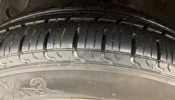 2015 Hyundai Xcent SX 1.2, Petrol, Manual, 1,14,980 km, Left Front Tyre Tread