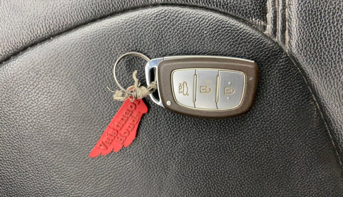 2015 Hyundai Xcent SX 1.2, Petrol, Manual, 1,14,980 km, Key Close Up