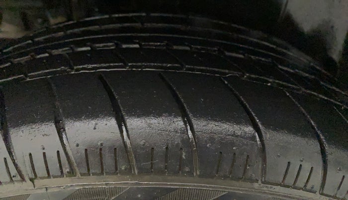 2016 Maruti Ciaz VXI, CNG, Manual, 1,05,437 km, Right Front Tyre Tread