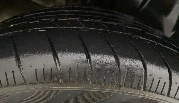 2016 Maruti Ciaz VXI, CNG, Manual, 1,05,437 km, Right Rear Tyre Tread