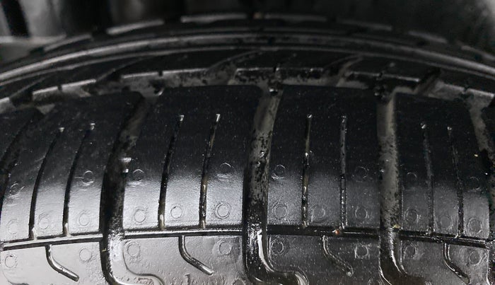 2014 Maruti Swift VXI, Petrol, Manual, 56,288 km, Right Rear Tyre Tread
