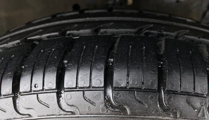 2014 Maruti Swift VXI, Petrol, Manual, 56,288 km, Right Front Tyre Tread