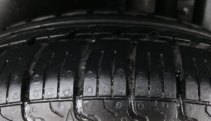 2014 Maruti Swift VXI, Petrol, Manual, 56,288 km, Left Rear Tyre Tread