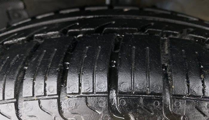 2014 Maruti Swift VXI, Petrol, Manual, 56,288 km, Left Front Tyre Tread
