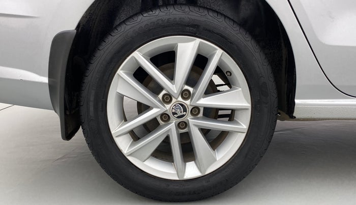 2017 Skoda Rapid STYLE 1.6 MPI, Petrol, Manual, 30,905 km, Right Rear Wheel