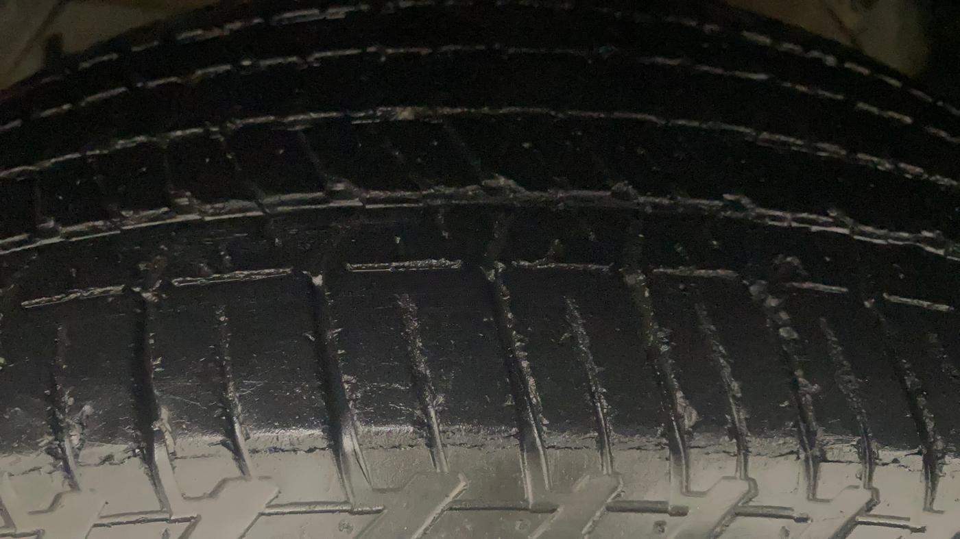2016 Mahindra XUV500 W4, Diesel, Manual, 1,39,547 km, Left Front Tyre Tread