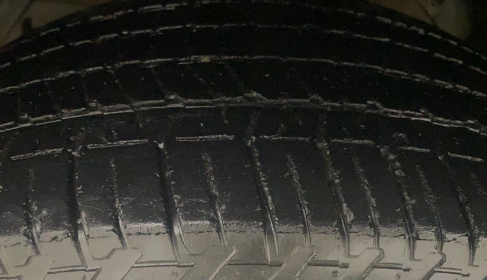 2016 Mahindra XUV500 W4, Diesel, Manual, 1,39,463 km, Left Front Tyre Tread