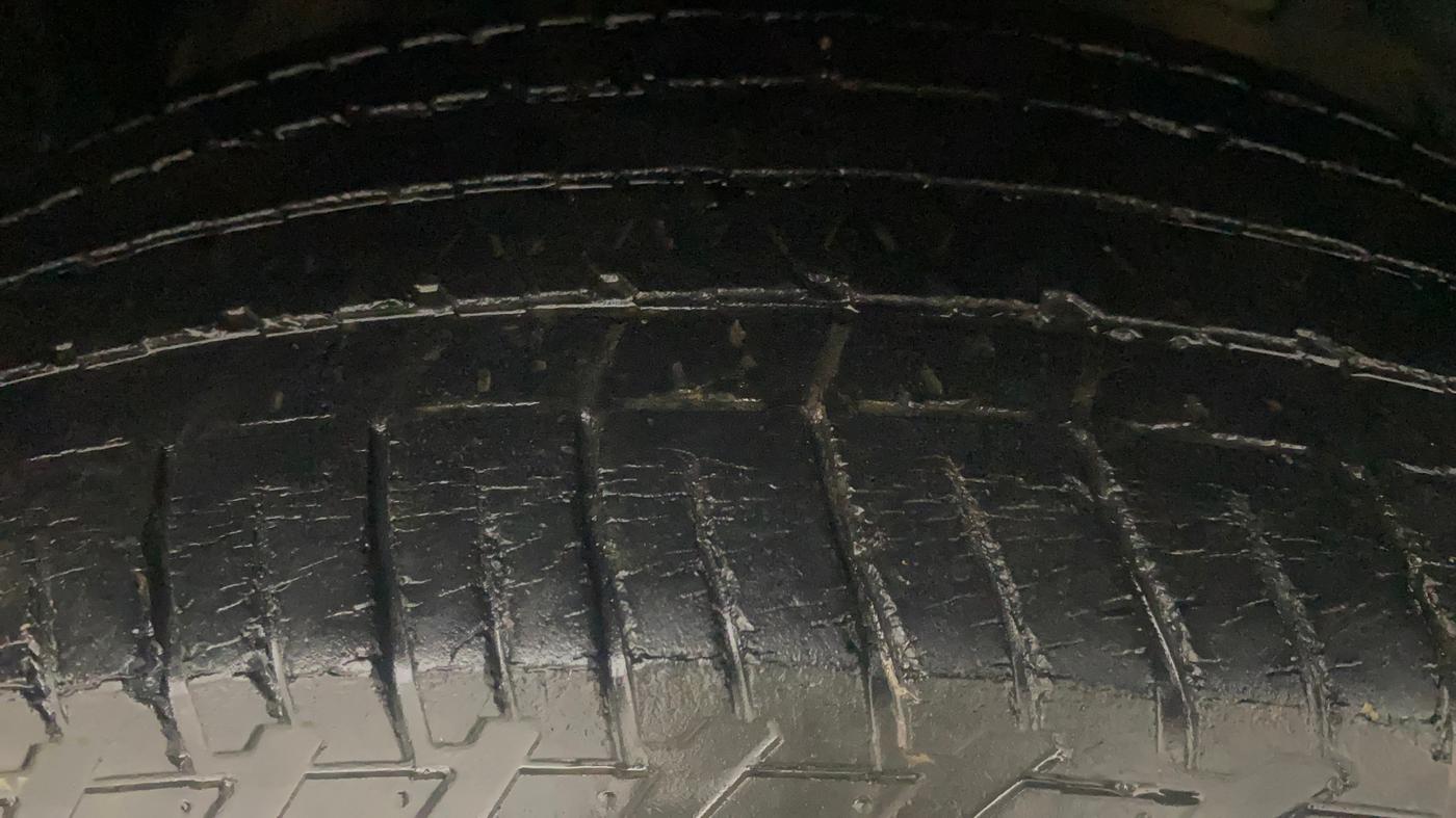 2016 Mahindra XUV500 W4, Diesel, Manual, 1,39,547 km, Right Front Tyre Tread