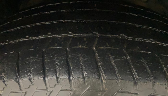 2016 Mahindra XUV500 W4, Diesel, Manual, 1,39,463 km, Right Front Tyre Tread