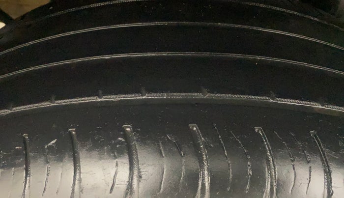 2016 Mahindra XUV500 W4, Diesel, Manual, 1,39,463 km, Right Rear Tyre Tread