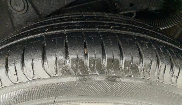 2011 Hyundai Santro Xing GL PLUS, Petrol, Manual, 1,24,967 km, Left Rear Tyre Tread