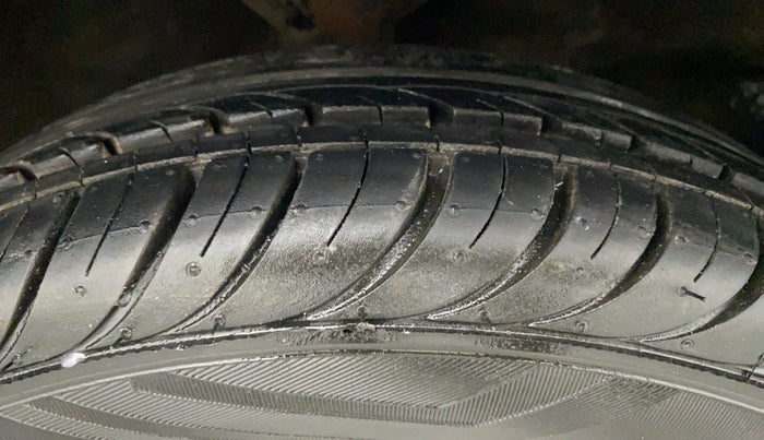 2011 Hyundai Santro Xing GL PLUS, Petrol, Manual, 1,24,967 km, Right Front Tyre Tread