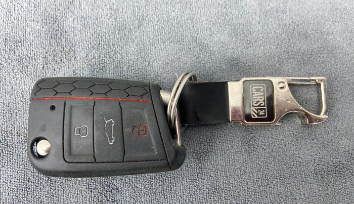 2018 Volkswagen TIGUAN HIGHLINE A/T, Diesel, Automatic, 68,377 km, Key Close Up