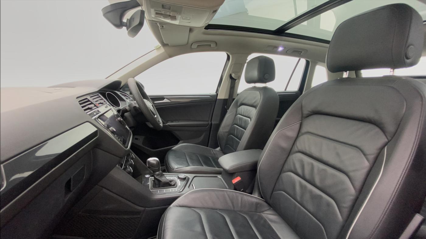 2018 Volkswagen TIGUAN HIGHLINE A/T, Diesel, Automatic, 68,377 km, Right Side Front Door Cabin