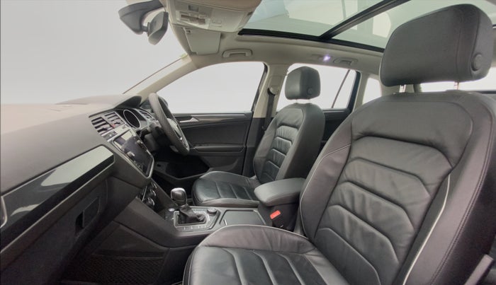 2018 Volkswagen TIGUAN HIGHLINE A/T, Diesel, Automatic, 68,377 km, Right Side Front Door Cabin
