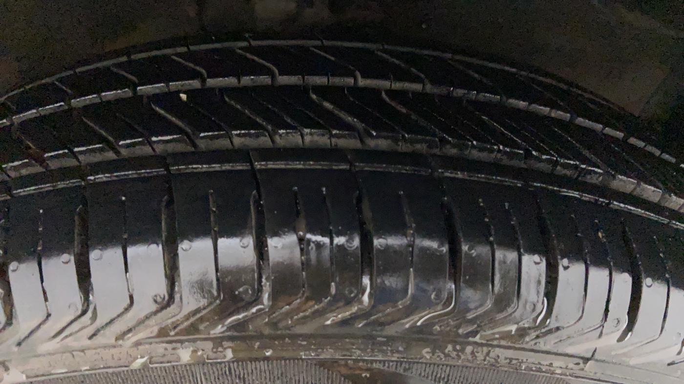 2010 Maruti Swift Dzire VXI, Petrol, Manual, 37,096 km, Right Front Tyre Tread