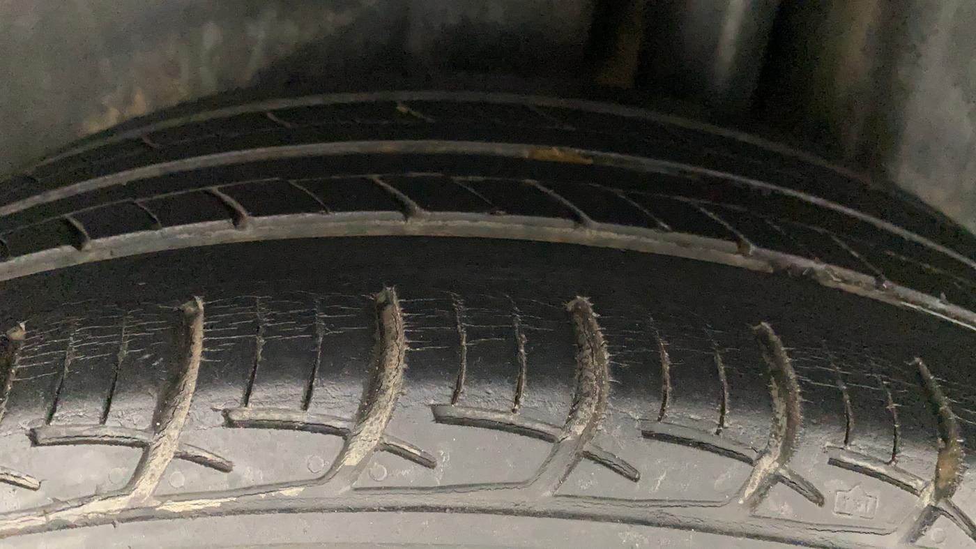 2018 Maruti Ciaz DELTA 1.5 SHVS MT PETROL, Petrol, Manual, 61,103 km, Left Rear Tyre Tread
