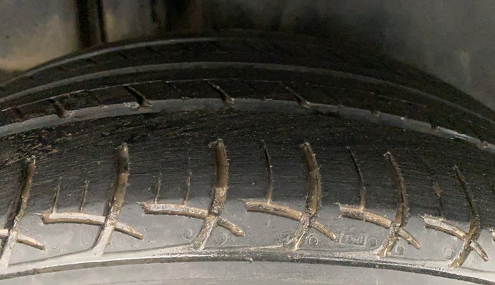 2018 Maruti Ciaz DELTA 1.5 SHVS MT PETROL, Petrol, Manual, 61,103 km, Right Rear Tyre Tread