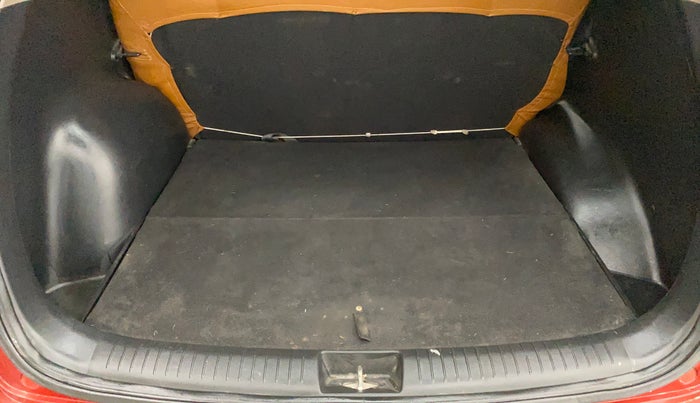 2016 Hyundai Creta BASE 1.6 PETROL, Petrol, Manual, 67,795 km, Boot Inside