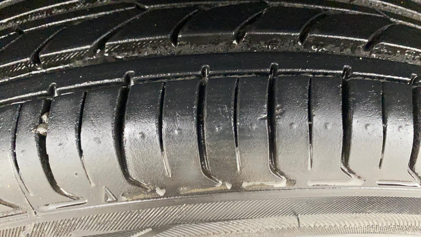 2015 Maruti Swift ZDI, Diesel, Manual, 31,878 km, Left Front Tyre Tread