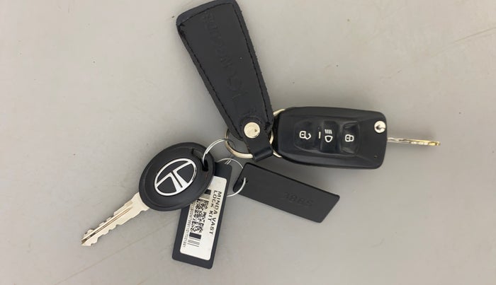 2017 Tata Tiago XZ PETROL, Petrol, Manual, 31,714 km, Key Close Up