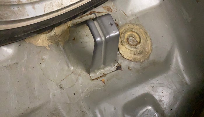 2012 Maruti Swift ZXI, Petrol, Manual, 65,139 km, Boot floor - Slight discoloration