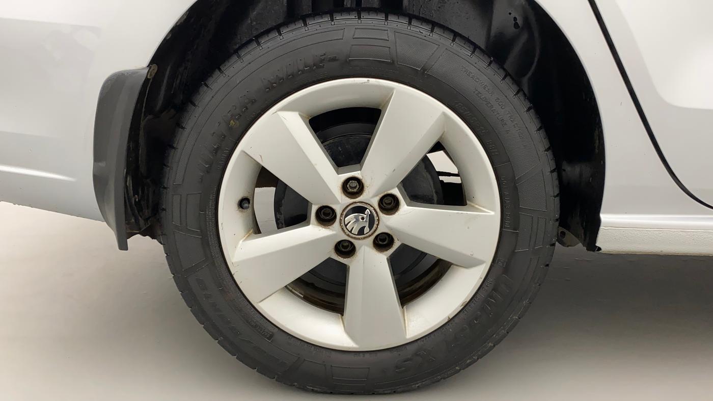 2015 Skoda Rapid 1.6 MPI STYLE PLUS, Petrol, Manual, 80,381 km, Right Rear Wheel