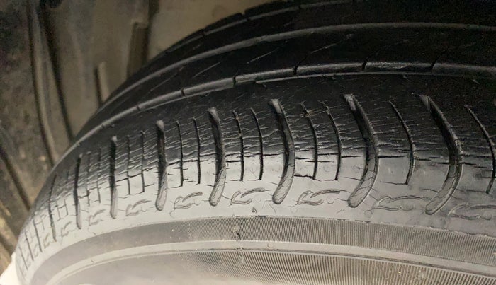 2018 Honda Amaze 1.2L I-VTEC V, Petrol, Manual, 20,187 km, Left front tyre - Minor crack
