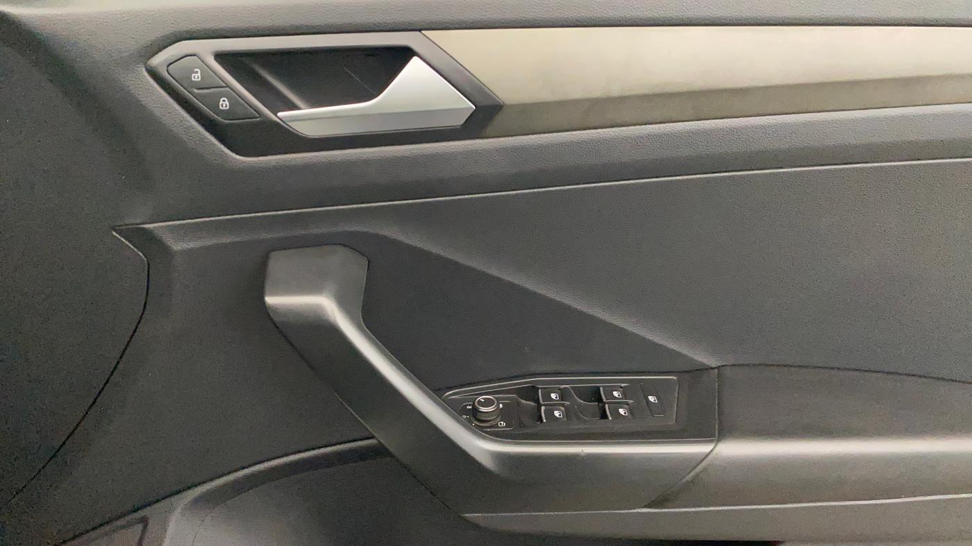 2019 Volkswagen T-ROC 1.5 TSI AT, Petrol, Automatic, 1,34,626 km, Driver Side Door Panels Control