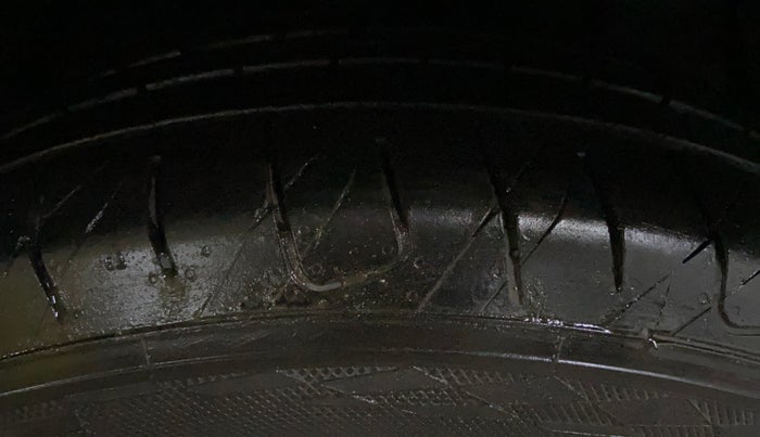 2021 Mahindra XUV300 W6 1.5 Sunroof Diesel, Diesel, Manual, 1,35,953 km, Right Front Tyre Tread