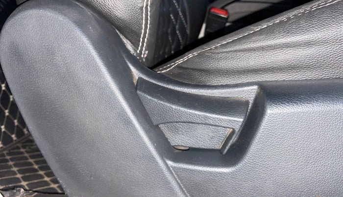 2021 Mahindra XUV300 W6 1.5 Sunroof Diesel, Diesel, Manual, 1,35,953 km, Driver Side Adjustment Panel