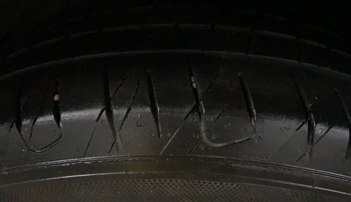 2021 Mahindra XUV300 W6 1.5 Sunroof Diesel, Diesel, Manual, 1,35,953 km, Right Rear Tyre Tread