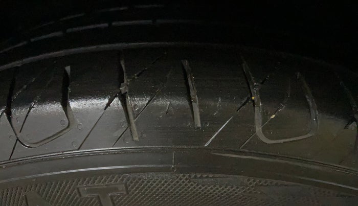 2021 Mahindra XUV300 W6 1.5 Sunroof Diesel, Diesel, Manual, 1,35,953 km, Left Front Tyre Tread