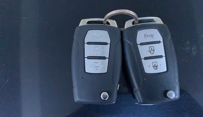 2021 Mahindra XUV300 W6 1.5 Sunroof Diesel, Diesel, Manual, 1,35,953 km, Key Close Up