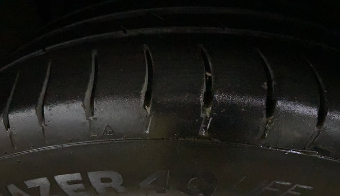 2021 Mahindra XUV300 W6 1.5 Sunroof Diesel, Diesel, Manual, 1,35,953 km, Left Rear Tyre Tread