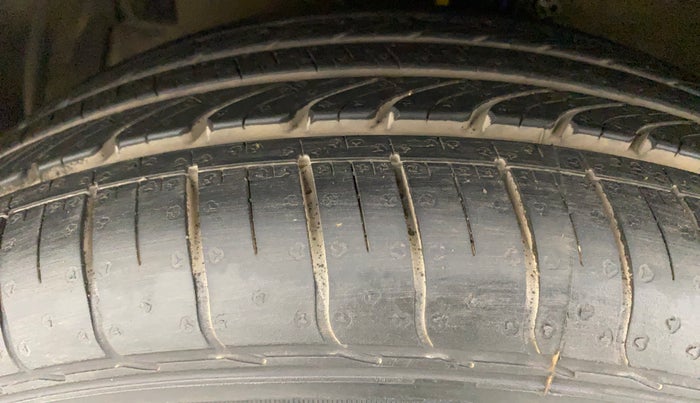 2012 Maruti Ertiga VXI, Petrol, Manual, 93,282 km, Left Front Tyre Tread