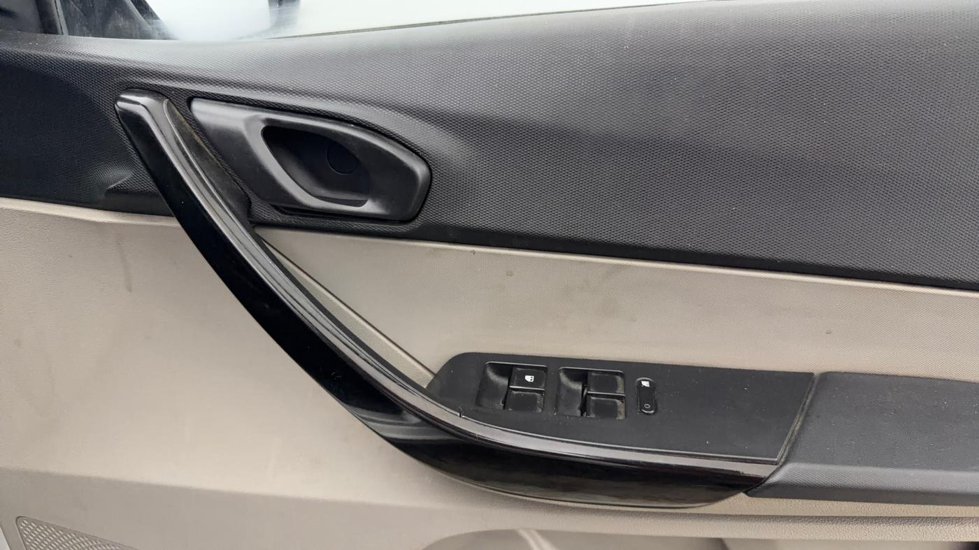 2018 Tata Tiago XT PETROL, Petrol, Manual, 57,171 km, Driver Side Door Panels Control