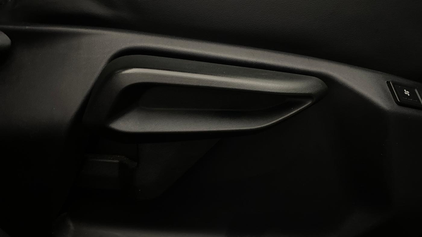 2023 Tata NEXON FEARLESS + SUNROOF DCA DUAL TONE 1.2 PETROL, Petrol, Automatic, 27,989 km, Driver Side Adjustment Panel