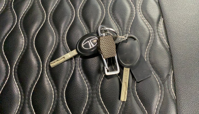 2022 Tata Tiago XM CNG, CNG, Manual, 64,338 km, Key Close Up