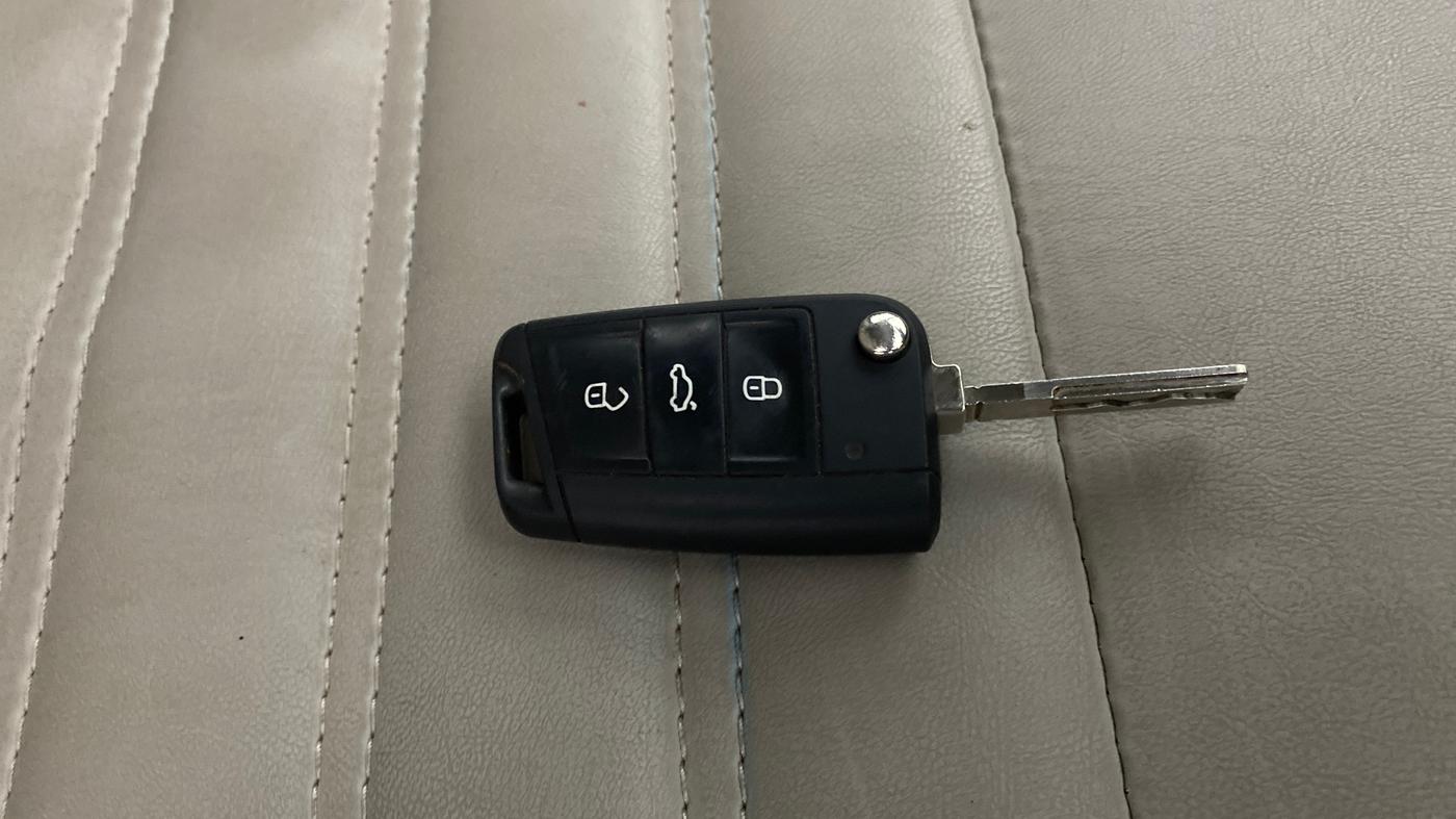 2022 Volkswagen TAIGUN COMFORTLINE 1.0 TSI MT, Petrol, Manual, 29,920 km, Key Close Up